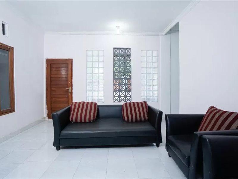 OYO 3006 Falisha Homestay Syariah Ngabean Luaran gambar