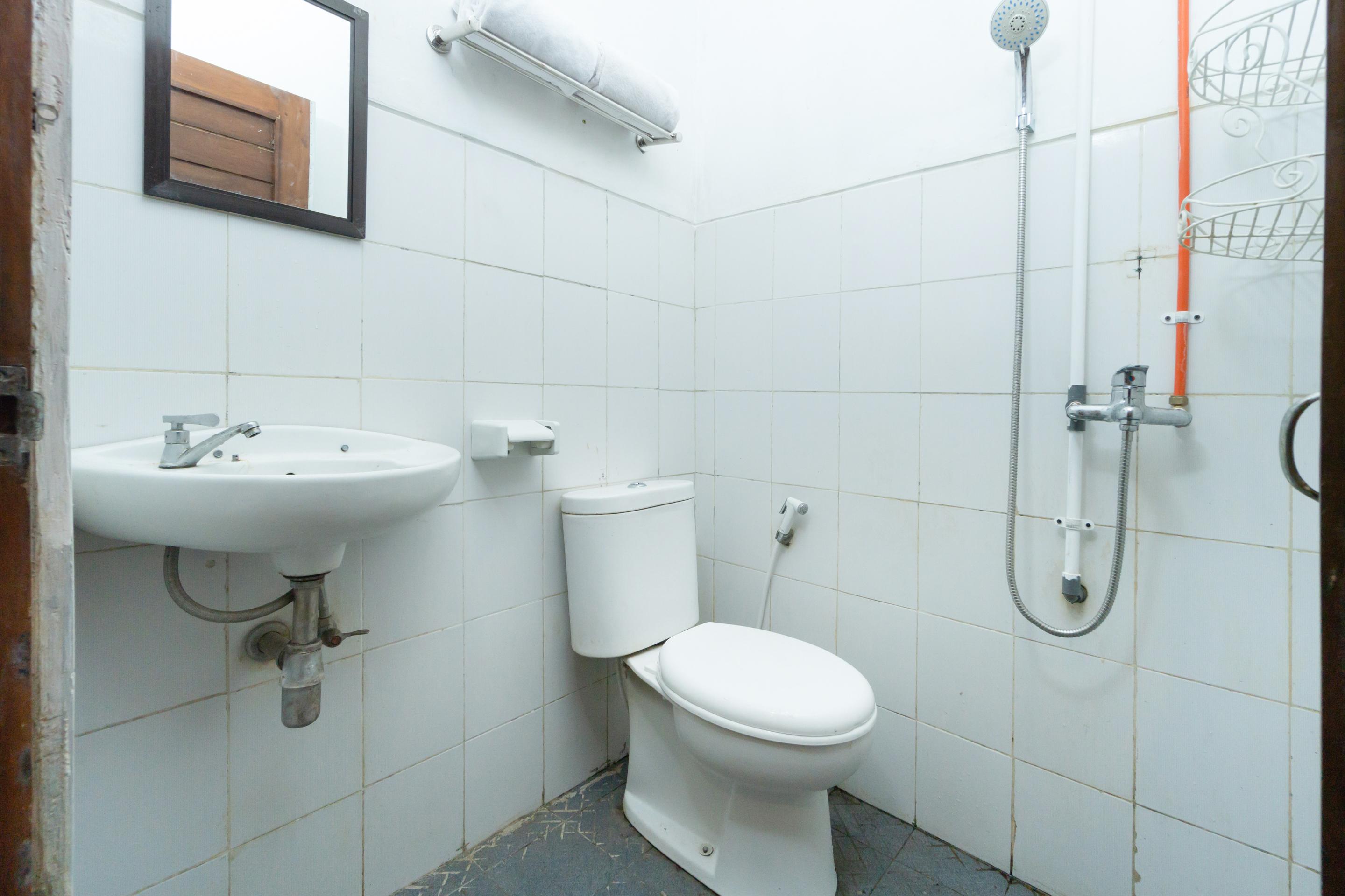 OYO 3006 Falisha Homestay Syariah Ngabean Luaran gambar