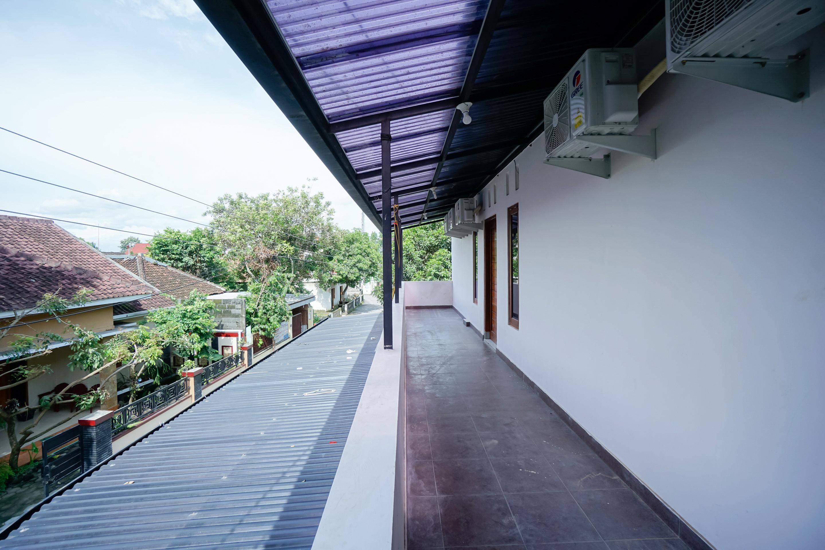 OYO 3006 Falisha Homestay Syariah Ngabean Luaran gambar