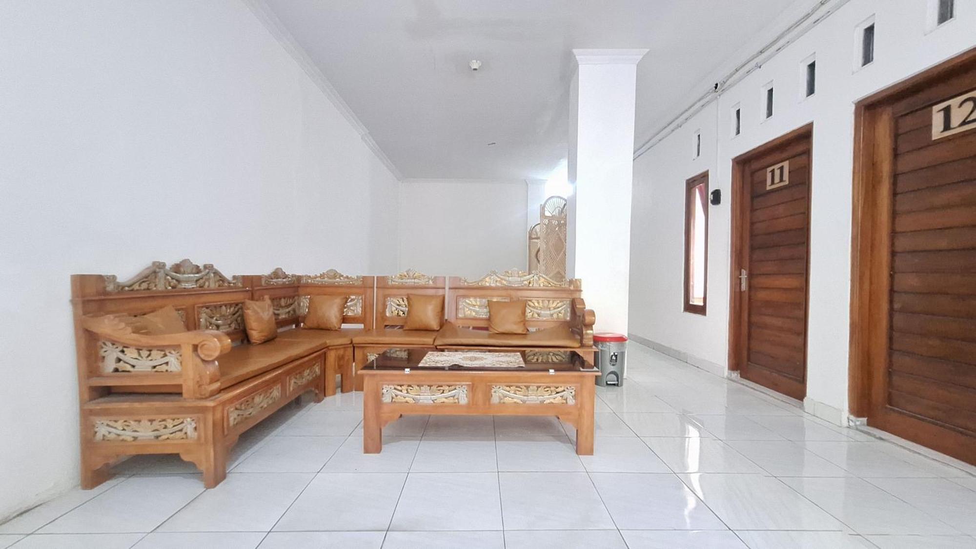OYO 3006 Falisha Homestay Syariah Ngabean Luaran gambar