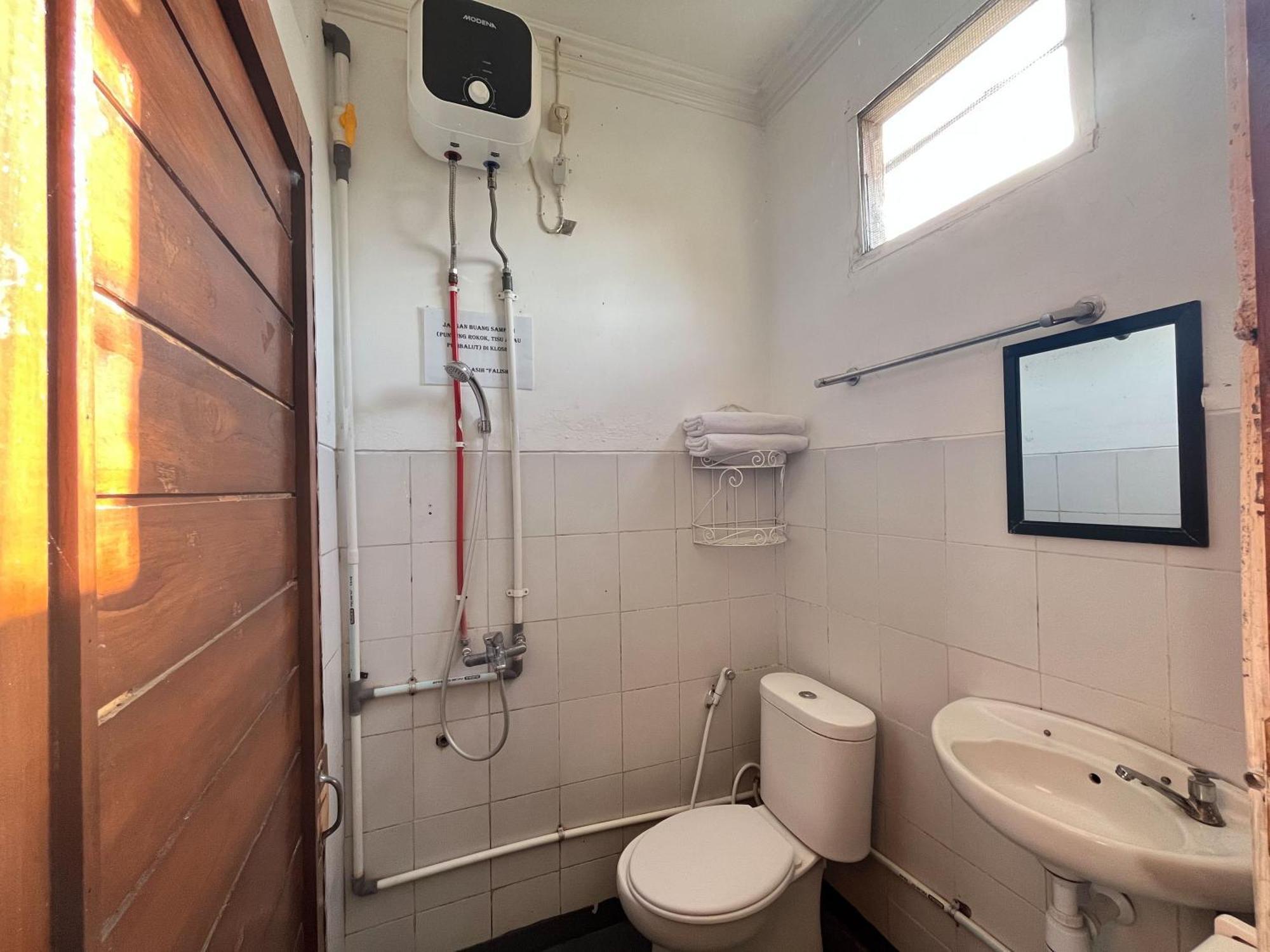 OYO 3006 Falisha Homestay Syariah Ngabean Luaran gambar
