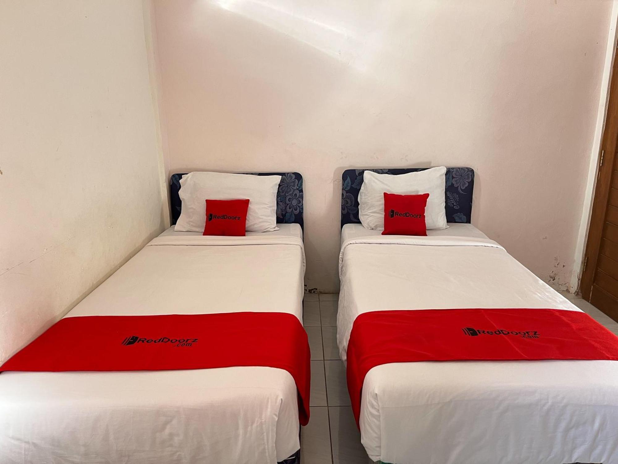 OYO 3006 Falisha Homestay Syariah Ngabean Luaran gambar