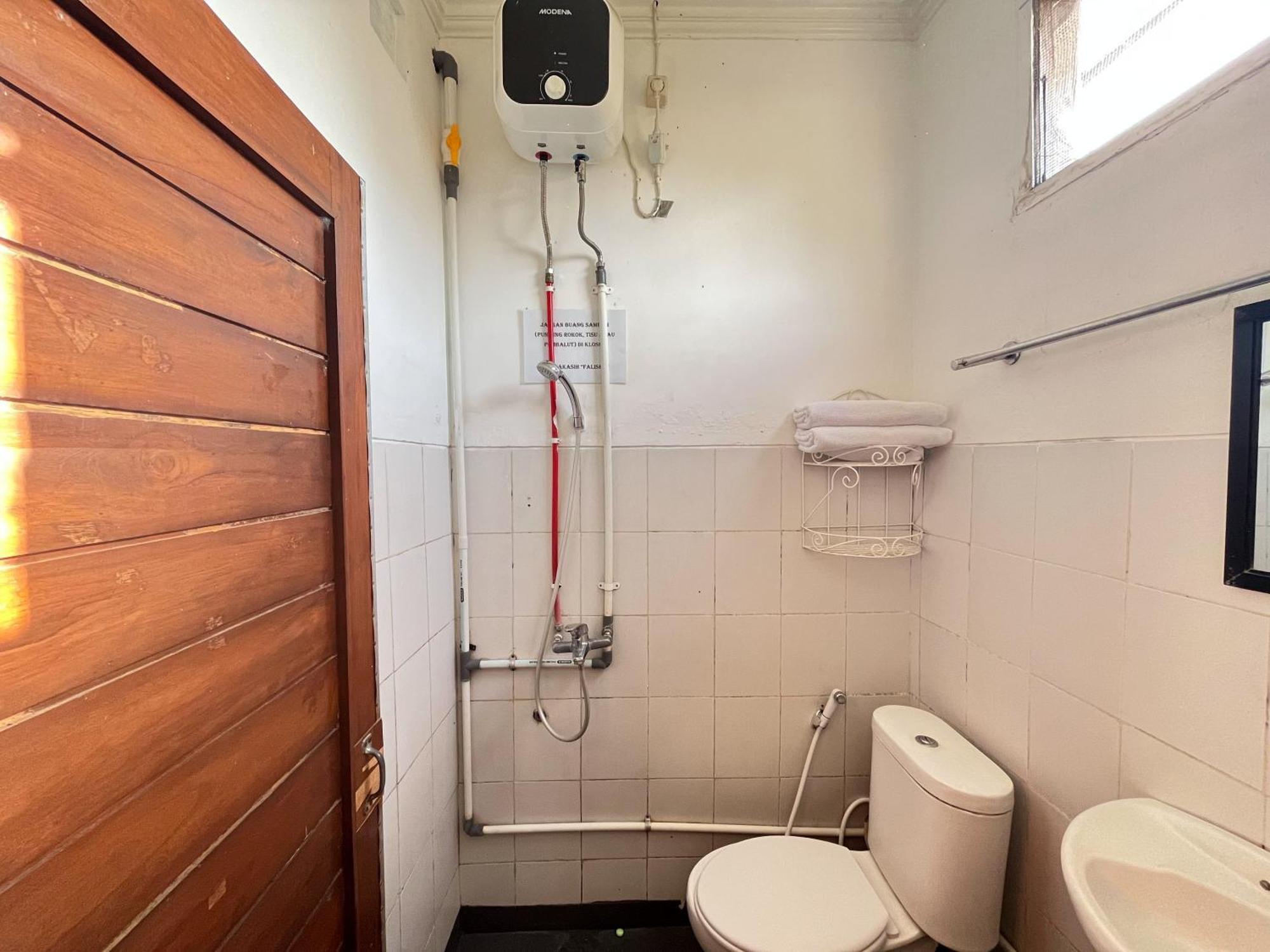 OYO 3006 Falisha Homestay Syariah Ngabean Luaran gambar